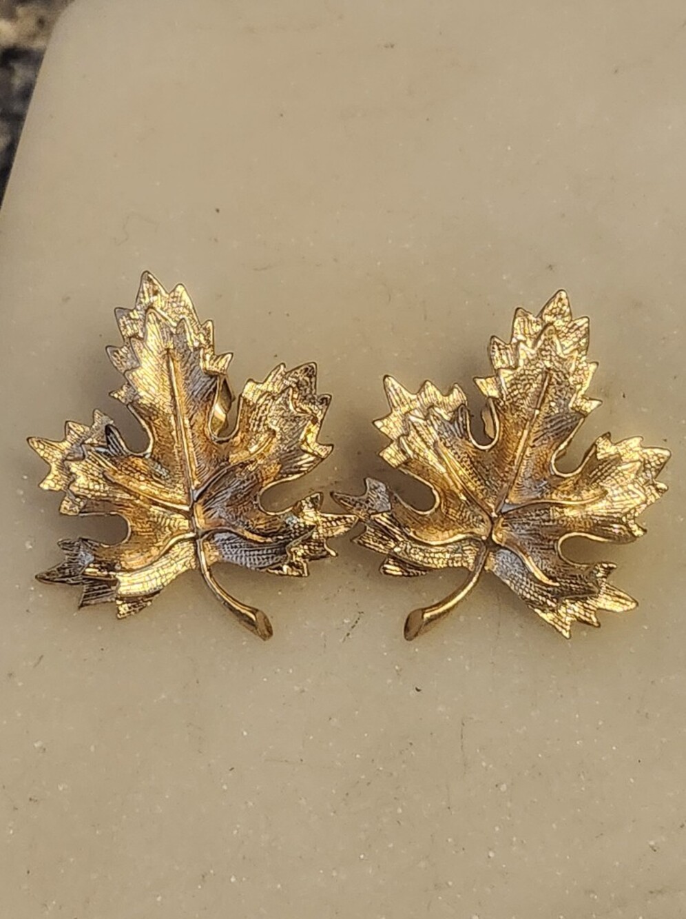 Vtg Gold Tone Leaf Stud Earrings